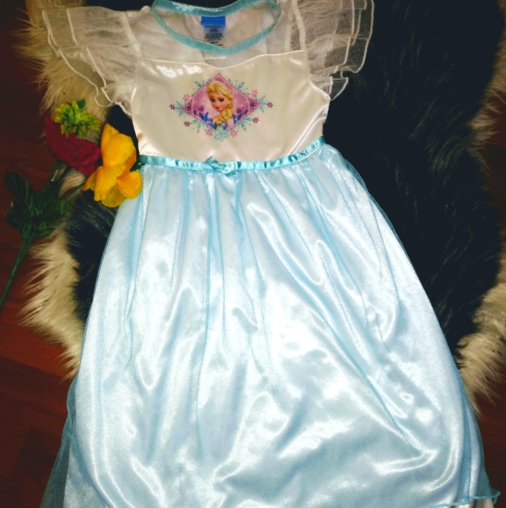 EUC! Frozens Elsa Girls night gown size 5t